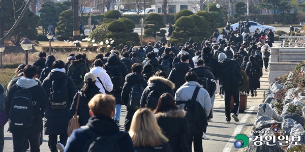 20일 오후 인천시 미추홀구 인하대학교에서 '2021학년도 수시모집 자연계열 논술고사'를 마친 수험생들이 고사장을 나서고 있다. 2020.12.20 /조재현기자