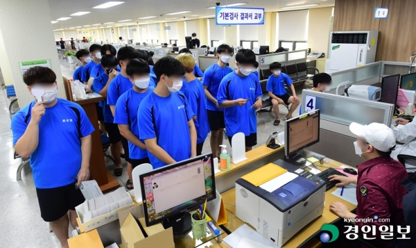 수원시 경인지방병무청에서 입영대상자들이 마스크를 쓴 채 징병신체검사를 받고 있다. 2020.2.3 /김금보기자