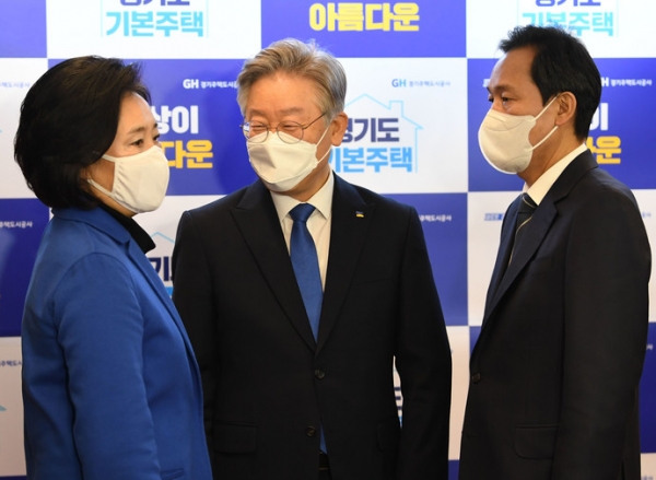 서울시장 보궐선거에 출마한 더불어민주당 소속 박영선 전 중소벤처기업부 장관(왼쪽), 우상호 의원(오른쪽)이 이재명 경기지사와 26일 서울 여의도 글래드호텔에서 열린 '경기도 기본주택 토론회'에서 대화하고 있다. 연합