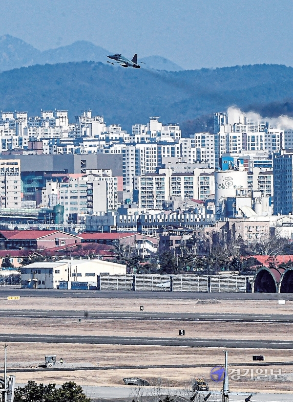국방부가 지난해 11월 국방TV를 통해 ‘수원 군 공항 이전사업’을 국책사업이라며 추진 의지를 밝힌 사실이 2일 확인됐다. 사진은 이날 전투기가 이륙하고 있는 수원공군비행장 모습. 조주현기자