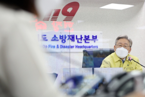 5일 오후 경기도소방재난본부 회의실에서 열린 현장 속으로, 119대원과의 대화(소셜라이브)에서 이재명 경기도지사가 119대원과 영상대화를 하고 있다. 경기도청