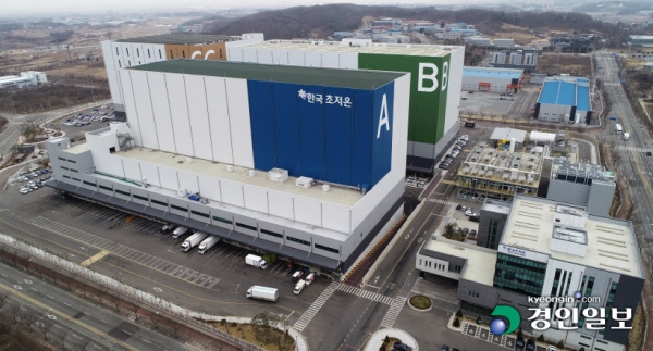 국내로 들어오는 코로나 19 백신 통합물류센터로 활용될 '한국초저온'은 -70도로 유지해야 하는 화이자 백신 등 온도에 의해 변질 될 수 있는 백신을 안전하게 보관할 수 있는 국내 유일의 초저온 보관 물류센터이다. 사진은 평택시 오성면에 위치한 한국초저온 물류창고. 2021.2.16 /김도우기자