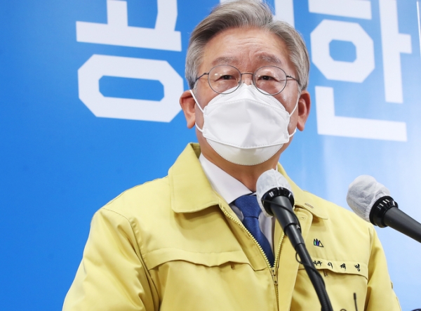 ▲ 이재명 경기도지사가 17일 경기도청 브리핑룸에서 온라인 기자회견을 진행하고 있다. /경기사진공동취재단