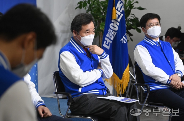 더불어민주당 이낙연 대표가 18일 오후 수원시 더불어민주당 경기도당에서 열린 제3차 민생연석회의에서 생각에 잠긴 채 참석자들의 축사를 경청하고 있다. 김영운기자