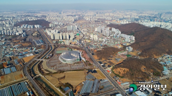 24일 정부가 수도권 주택 공급 확충안으로 광명·시흥에 3기 신도시를 조성하는 계획을 발표했다. 이는 지금까지 나온 3기 신도시 중 최대 규모로, 서울과 인접한 서남부축 발전의 거점이 되는 자족도시로 조성된다. 사진은 광명시 광명동 일대. 2021.2.24 /김금보기자