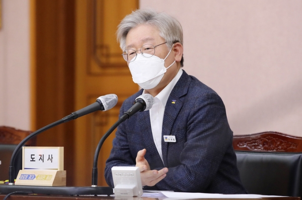 ▲ 24일 오후 경기도청 신관 4층 제1회의실에서 이재명 경기도지사, 이용철 행정1부지사, 이재강 경기도 평화부지사, 경기도 실·국장, 경기도 공공기관장 및 사업소장 등이 참석한 가운데 2021년 2월 확대간부회의가 열리고 있다. (사진= 경기도 제공)