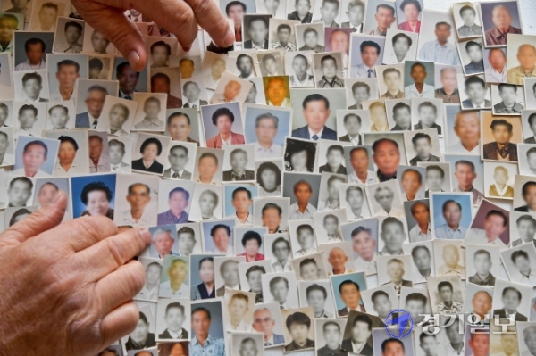 102주년 3.1절을 하루 앞둔 28일 평택시 비전동 사단법인 한국원폭피해자협회 기호지부 사무실에서 관계자가 원폭피해자 1세대들의 사진을 살펴보고 있다. 사진 속 원폭피해자 1세대들은 모두 세상을 떠났다. /사진=윤원규 기자