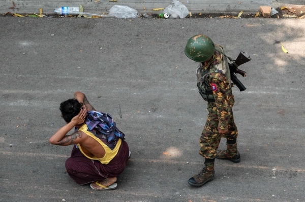 ▲ 미얀마군에 연행된 군부 쿠데타 규탄 시위대. (사진=연합뉴스 제공)