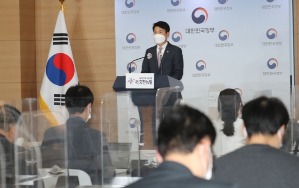 최창원 국무조정실 국무1차장이 8일 오후 정부서울청사에서 한국토지주택공사(LH) 직원들의 3기 신도시 투기 의혹과 관련해 정부합동특별수사본부(특수본) 설치와 수사 관련 브리핑을 하고 있다. 2021.3.8 /연합뉴스