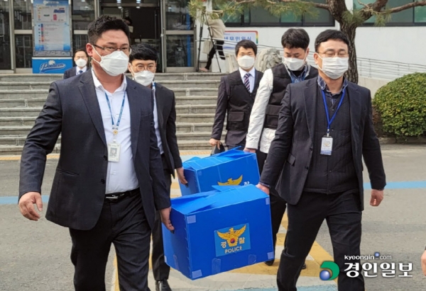 개발예정지 관련 내부 정보를 이용한 부동산투기 의혹을 받고 있는 시흥시의회 의원, 광명시, 포천시 공무원에 대해 경찰이 15일 압수수색을 진행했다. 이날 포천시청에서 압수수색을 마친 경찰이 압수물을 옮기고 있다. 2021.3.15 /최재훈·김금보기자