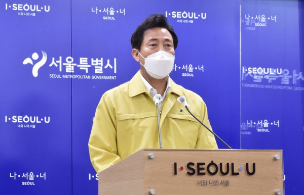 오세훈 서울시장이 12일 오전 서울시청에서 코로나19 관련 기자 브리핑을 하고 있다. 연합