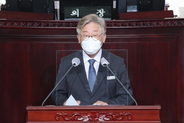 이재명 경기도지사가 15일 경기도의회 임시회에 참석해 질문에 답변하고 있다. 사진=경기도청