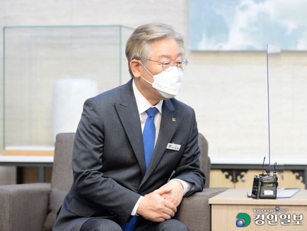 이재명 경기도지사가 당권주자인 우원식 더불어민주당 의원을 13일 경기도청에서 만나 이야기를 하고 있다. 2021.4.13 /김금보기자