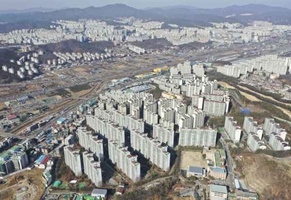 ▲ 오세훈 서울시장의 재건축·재개발 규제 완화 당선 1호 공약으로 서울시 인접 경기도 부동산 전망에 이목이 집중 되고 있다. 사진은 19일 용인시 기흥구와 수지구의 아파트 단지 모습. (사진 = 황준선 기자)