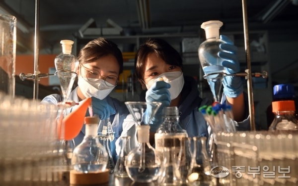 과학의 날을 하루 앞둔 20일 오후 수원시 경기대학교 화학과에서 내일의 과학도들이 실험에 열중하고 있다. /노민규 기자