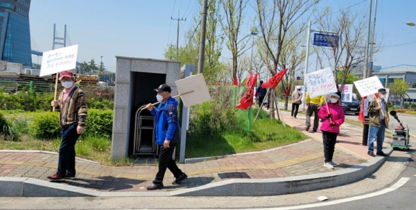 평택항 소무역 상인연합회 회원들이 평택세관 청사 앞에서 통관 정책에 일관성이 없어 소무역 상인들이 피해를 보고 있다며 항의 집회를 갖고 있다. /평택항 소무역 상인연합회 제공