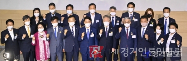 12일 서울 마포구 서울미디어대학원대학교 상암연구센터에서 열린 민주평화광장 출범식에서 이재명 경기도지사, 조정식 의원, 이종석 전 통일부 장관 등 민주평화광장 발기인들이 기념촬영을 하고 있다. 윤원규 기자