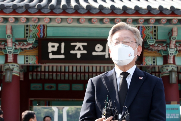 18일 오후 광주 북구 5·18 민주묘지 민주의문 앞에서 이재명 경기도지사가 참배를 마치고 취재진의 질문에 답변하고 있다. 연합