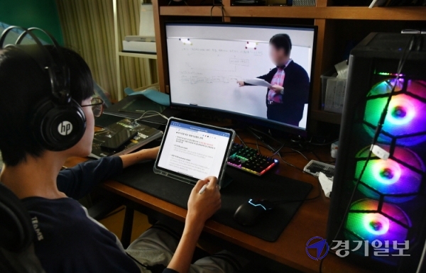 코로나19 여파로 3학기째 비대면 강의만 듣고 있는 수도권 한 대학교 경영학과 20학번 A군이 19일 온라인으로 제출할 과제를 작성하고 있다. A군은 "대학 입학식도 못하고 온라인 강의만으로 대학생활을 보내고 있다" 며 "군대를 먼저 다녀오기 위해 1학년 마치고 입대 신청을 했으나 이마저도 대기자가 많아 올해 9월 입영허가를 받았다"고 말했다. 김시범기자