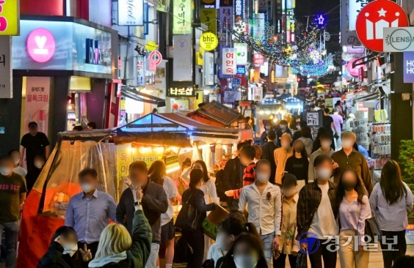 지난 26일 오후 수원역 로데오거리에서 밤 10시가 지나자 술을먹던 시민들이 쏟아져 나오고 있다. 윤원규기자
