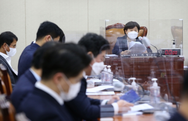 서영교 국회 행정안전위원회 위원장이 7일 오후 서울 여의도 국회에서 열린 행안위원회의 경기북도 설치에 관한 입법 공청회에서 발언을 하고 있다./연합뉴스