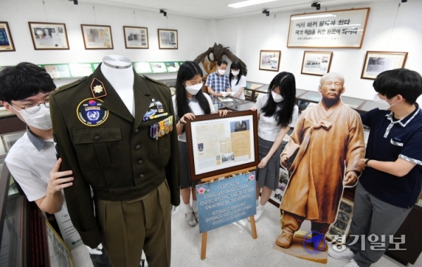 한국전쟁 당시 맺어진 수원 삼일상업고등학교와 네덜란드 참전병들의 인연이 70년째 이어져오고 있다. 현충일을 사흘 앞둔 3일 서로의 우정이 고스란히 보관된 삼일상고 역사관에서 교사와 학생들이 관련 사료를 정리하고 있다. 김시범기자