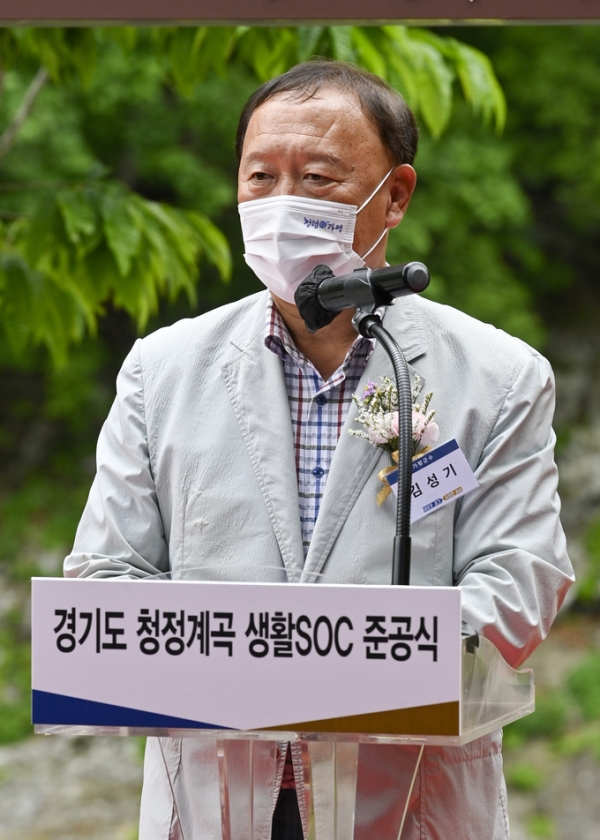 ▲ 김성기 가평군수가 자신을 둘러싼 각종 의혹에 대해 정식 수사를 요청하는 진정서를 경찰에 제출했다. 그러나 김 군수는 부정 청탁을 받았는지에 대한 답변 거부와 입장 표명이 없어 그 배경에 궁금증이 증폭되고 있다. (사진=황준선 기자)
