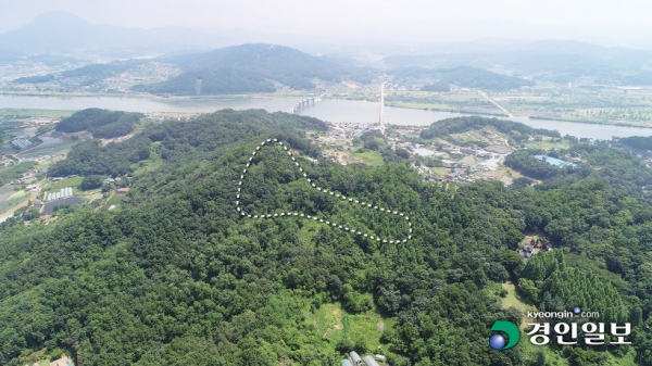 삼국시대 역사적 전투가 벌어졌던 여주 술천성의 성터 일부가 남아 있지만 역사적 가치를 보존하기 위해서는 관련법 개정 등 최소한의 정책마련이 필요하다는 지적이다. 사진 점선 구간이 여주시 금사면 이포리 태봉산자락의 여주 술천성. 2021.6.6 /김도우기자