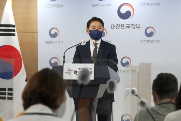 국민권익위원회 김태응 부동산거래 특별조사단장이 7일 오후 정부서울청사 브리핑실에서 더불어민주당 소속 국회의원과 그 가족의 부동산거래 전수조사 결과를 발표하고 있다. 연합