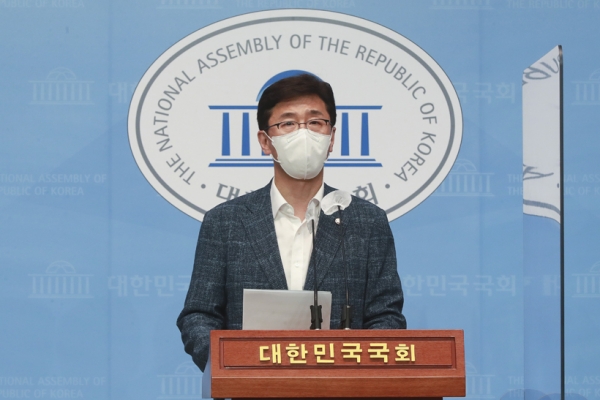더불어민주당 고용진 수석대변인이 8일 오후 서울 여의도 국회 소통관에서 국민권익위원회의 더불어민주당 국회의원 부동산 거래 전수조사 결과에 대해 브리핑하고 있다. 2021.6.8 /연합뉴스