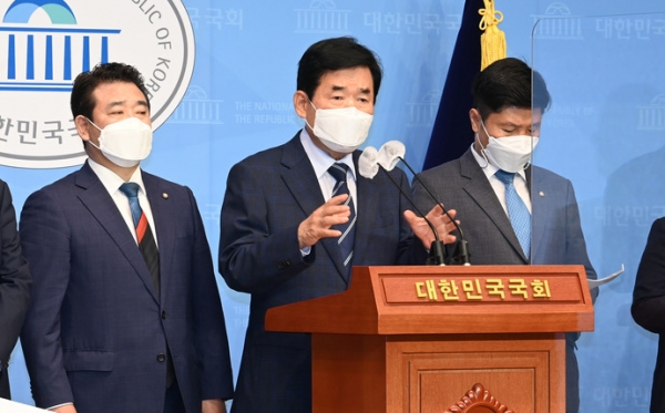 더불어민주당 김진표 부동산특위 위원장이 10일 오전 국회 소통관에서 주택시장 안정을 위해 '누구나 집' 시범사업 부지로 인천·안산·화성·의왕·파주·시흥시 등 6개 지역을 선정했다고 밝히고 있다. 연합