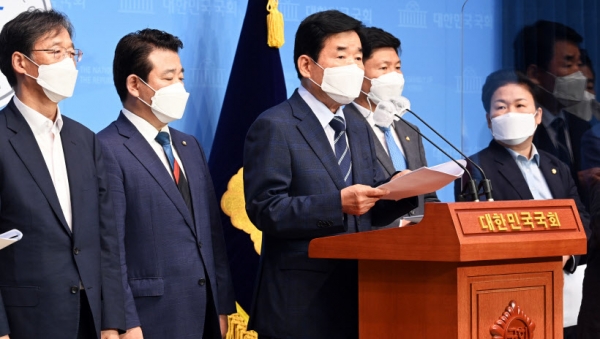 더불어민주당 김진표 부동산특위 위원장이 10일 오전 국회 소통관에서 주택시장 안정을 위해 '누구나 집' 시범사업 부지로 인천·안산·화성·의왕·파주·시흥시 등 6개 지역을 선정했다고 밝히고 있다. /연합뉴스