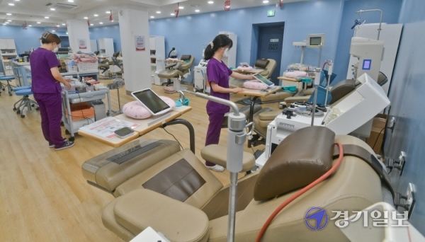코로나19 여파와 청년층 인구감소 등으로 헌혈자가 크게 줄면서 13일 오후 기준 경기도 혈액보유량이 적정량인 ‘5일분’에 못 미치는 ‘3.5일분’에 불과한 것으로 나타났다. 사진은 헌혈자가 없어 한산한 수원역 헌혈카페. /윤원규 기자