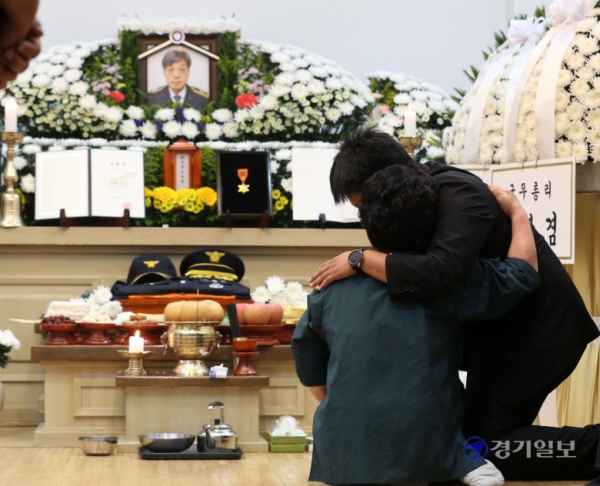 쿠팡 덕평물류센터 화재현장에서 순직한 고(故) 김동식 소방령의 빈소에서 20일 망자의 어머니와 아들이 서로 껴안은 채 오열하고 있다. 윤원규 기자