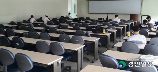 저출산에 따른 학령인구 감소로 경기도 내 대학마다 정원모집 미달현상이 나타나면서 교육부가 일부 대학을 재정지원제한대학·한계대학으로 지정하자 폐교 등을 우려하는 '지방대학의 위기론'이 커지고 있다. 22일 오후 도내 일부 대학들의 강의실과 휴게공간 등이 한산한 모습을 보이고 있다. 2021.6.22 /김도우기자