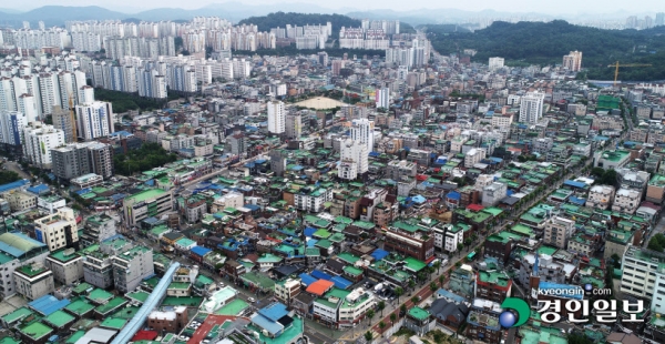 부천의 원도심 소사는 경기도에서 유일하게 도시재생 사업을 끝낸 곳이다. 잠시 정차할 곳도 없는 좁은 골목과 전깃줄, 우후죽순 들어선 다가구 빌라, 뒤엉킨 주거지와 상업지. 신도시에 익숙한 사람들에겐 복잡한 공간이지만 골목마다 오랜 이야기를 지니고 있는 원도심의 활기는 신도시의 셈법과 달랐다. 사진은 부천 소사본동 일원. /기획취재팀