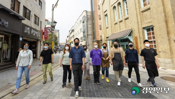 도시재생 주민상인협의체 관계자들이 수원시 팔달구 향교로 부국원 인근을 당당하게 걸어가고 있다. 그들은 공간을 되살려 잘 살아보자는 목표로 향교로의 지역경제 활성화는 물론 지역이 가진 향교, 부국원 등 역사·문화 자산을 극대화하는 인문 기행을 기획하며 함께 잘 사는 공생의 관점에서 도시재생을 이루고자 하고 있다. /기획취재팀