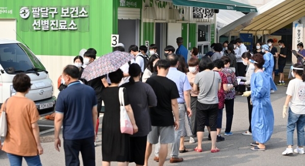 수도권 거리두기 개편이 1주일 유예 하는 결정이 발표된 30일 오후 수원시 팔달구 선별진료소에 코로나19 검사를 받으려는 시민들이 길게 줄을 서고 있다. 노민규기자