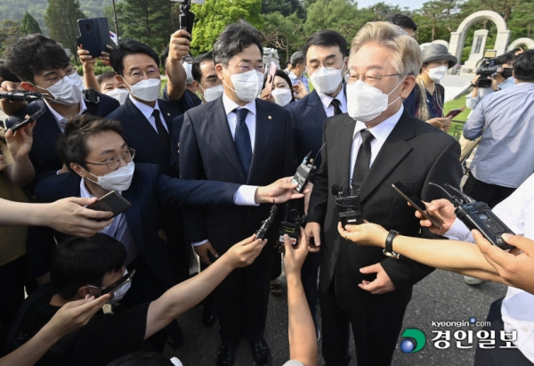 온라인으로 대선출마선언을 한 이재명 경기도지사가 1일 오전 서울시 동작구 국립현충원을 참배한 뒤 취재진의 질문에 답변하고 있다. 2021.7.1 /경기사진공동취재단