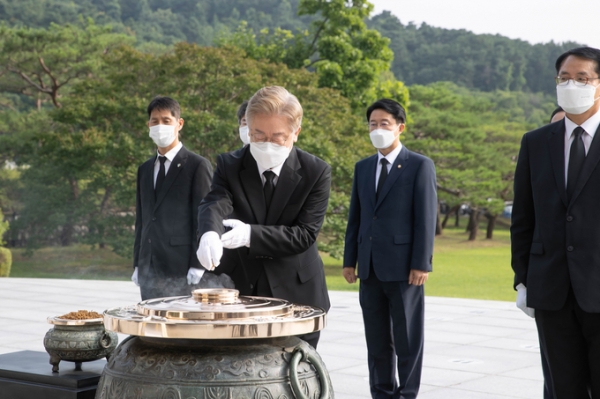 ▲ 이재명 경기도지사가 1일 오전 서울 동작구 국립현충원에서 분향하고 있다. (사진= 이재명 대선캠프 제공)