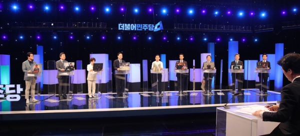 더불어민주당 대선 경선 예비후보들이 3일 오후 서울 여의도 KBS에서 열린 첫 합동 토론회에 참석, 리허설을 하고 있다. 왼쪽부터 박용진, 이낙연, 추미애, 김두관, 이광재, 최문순, 정세균, 이재명, 양승조 후보. 사진=국회사진기자단