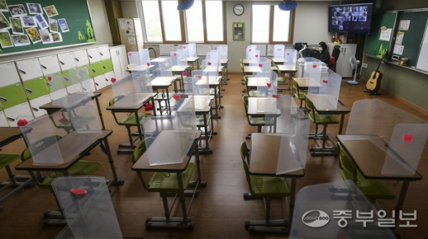 수도권 지역 신종 코로나바이러스 감염증(코로나19) 확산세에 따른 사회적거리두기가 4단계로 격상됨에 따라 수도권 지역 유치원과 초.중.고등학교가 전면 원격수업으로 전환된 12일 오전 화성 왕배초등학교에서 선생님과 학생들이 원격수업을 하고 있다.김근수기자