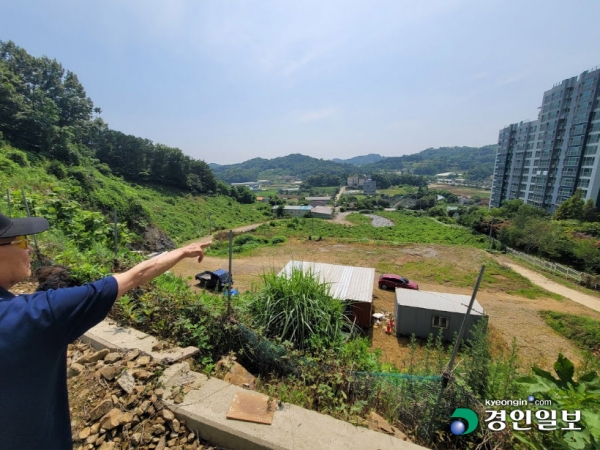 현수막 광고업을 하는 A씨 부부가 부동산 경매회사로부터 산 화성시 송산면 육일리 임야. 2021.7.13 /손성배기자