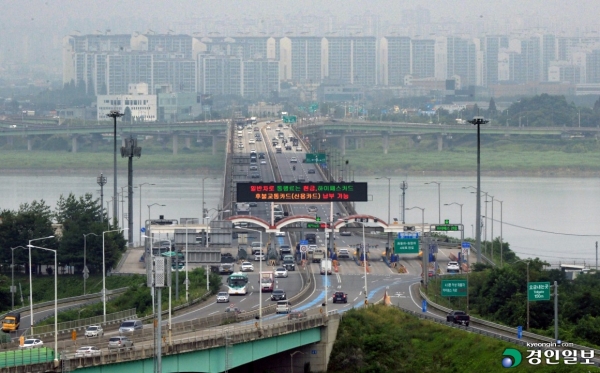 수익형 민자사업으로 추진된 1.84km 길이의 일산대교를 건너려면 편도 1천200원의 요금을 내야 한다. 사진은 김포시 걸포동과 고양시 법곶동을 잇는 왕복6차로 일산대교. 2021.7.18 /김금보기자