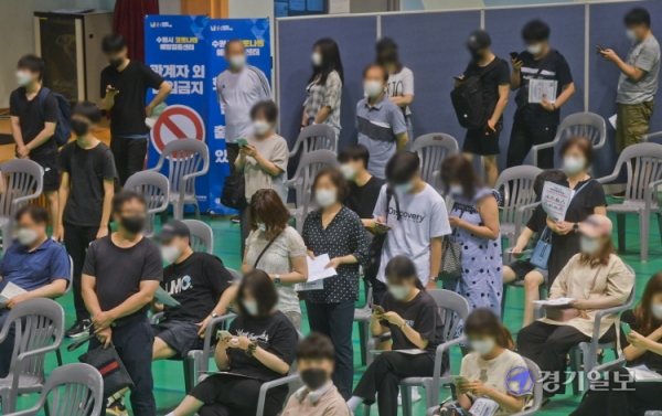 고등학교 3학년 학생과 교직원 대상으로 코로나19 백신 접종이 시작된 19일 오전 수원시 영통구 아주대학교에 마련된 수원시 코로나19 예방접종센터 관찰구역에 접종을 마치고 확인증을 받기위한 시민들과 접종 후 관찰중인 시민들로 뒤엉켜 있다. 윤원규기자