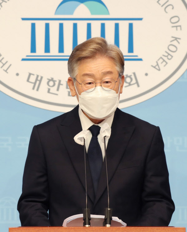 더불어민주당 대선 예비후보인 이재명 경기도지사가 22일 오전 국회 소통관에서 기본소득 정책발표회를 열고 "차기 정부 임기 내에 청년에게는 연 200만원, 그 외 전국민에게 100만원의 기본소득을 지급하겠다"고 밝히고 있다. 2021.7.22 /연합뉴스