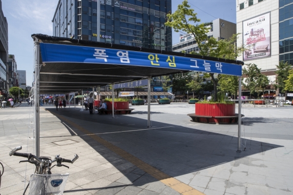 절기상 가장 덥다는 '대서'인 22일 경기도 고양시 화정역 광장에 그늘막이 설치되어있다./사진=연합뉴스