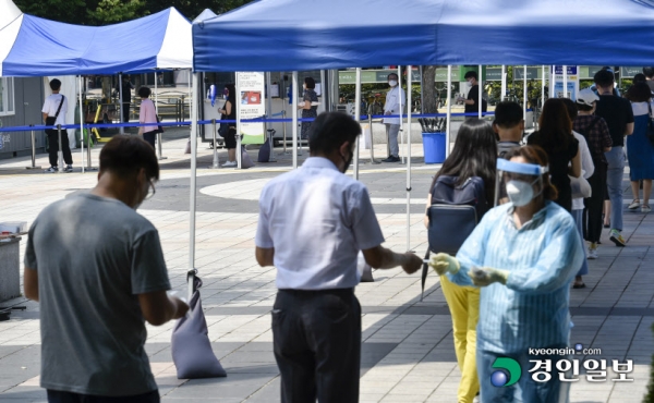 코로나19 신규 확진자 수가 1천896명을 기록한 28일 오후 성남시 야탑역 광장에 마련된 임시 선별검사소에서 시민들이 검사를 기다리고 있다. 2021.7.28 /김도우기자자