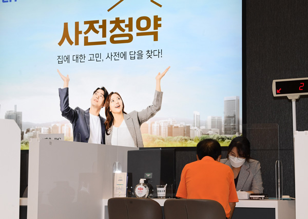 3기 신도시를 비롯해 수도권 신규 택지 사전청약 접수가 시작된 28일 서울 송파구 장지동 성남 복정1지구 위례 현장접수처에서 시민들이 사전청약을 하고 있다. 서울=홍승남 기자