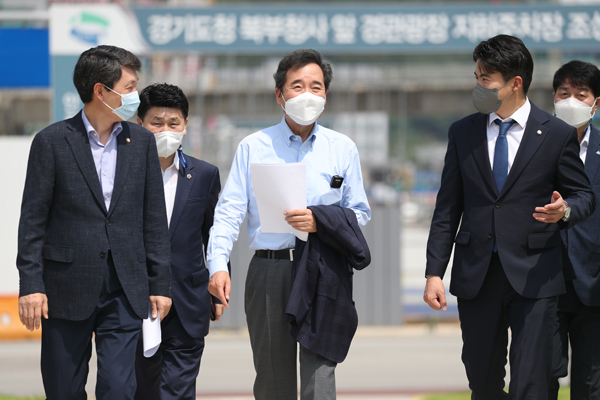 더불어민주당 대권주자인 이낙연 전 대표(가운데)가 30일 경기도 의정부시 신곡동 경기도북부청사 앞 평화광장에서 국가균형발전 및 경기도 분도 관련 좌담회 자리로 이동하고 있다. 왼쪽은 더불어민주당 김민철 의원, 오른쪽은 오영환 의원. /연합뉴스